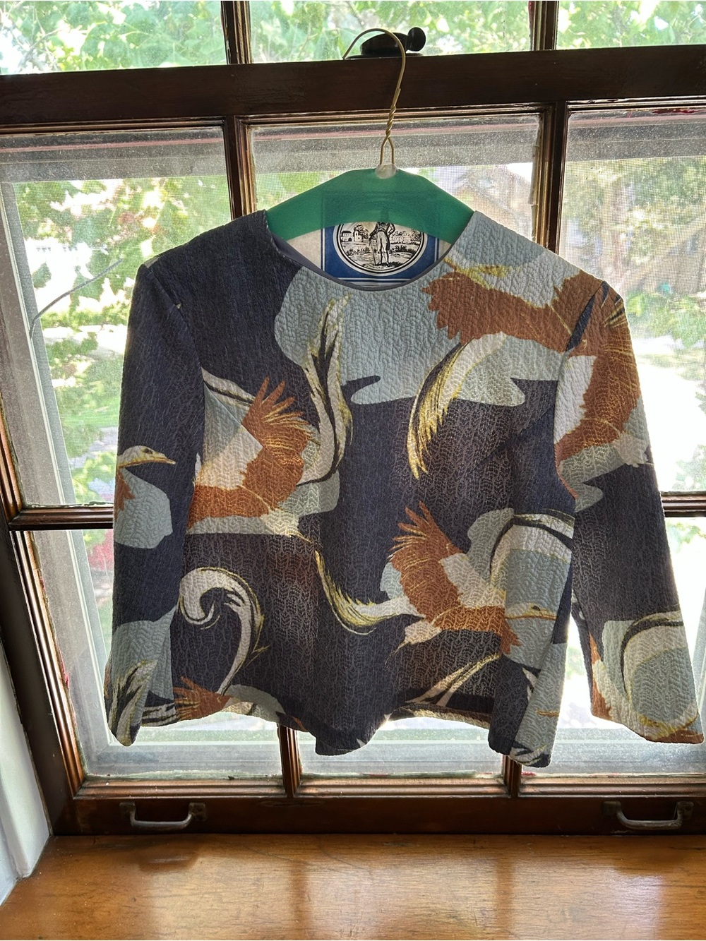 Chic swing top with beautiful crane pattern.